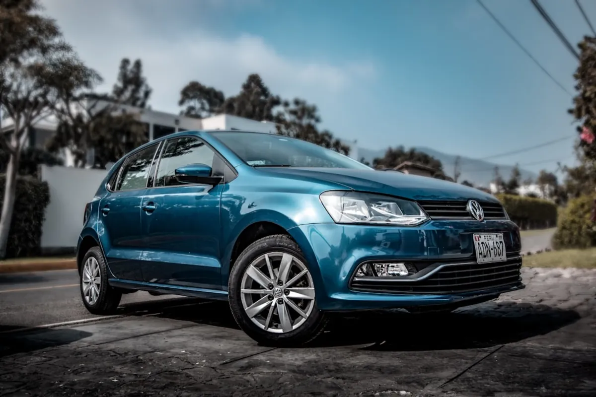 Viajar com Segurança seguro auto: para todos os carros inclusive o blue Volkswagen Polo 5-door hatchback